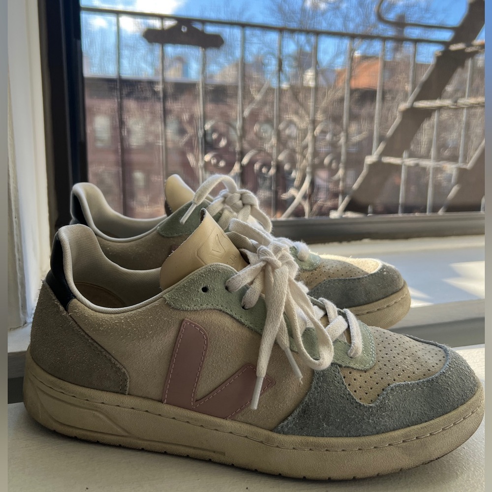Veja V-10 Women’s Suede Multicolor Size 9/40